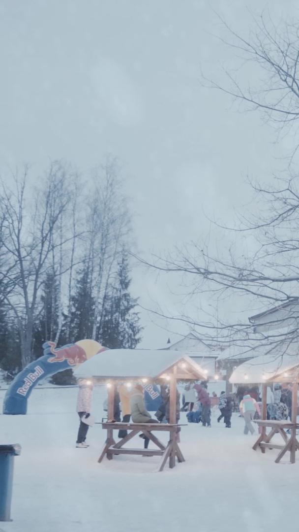 国外冬季滑雪游乐场景景视频的预览图