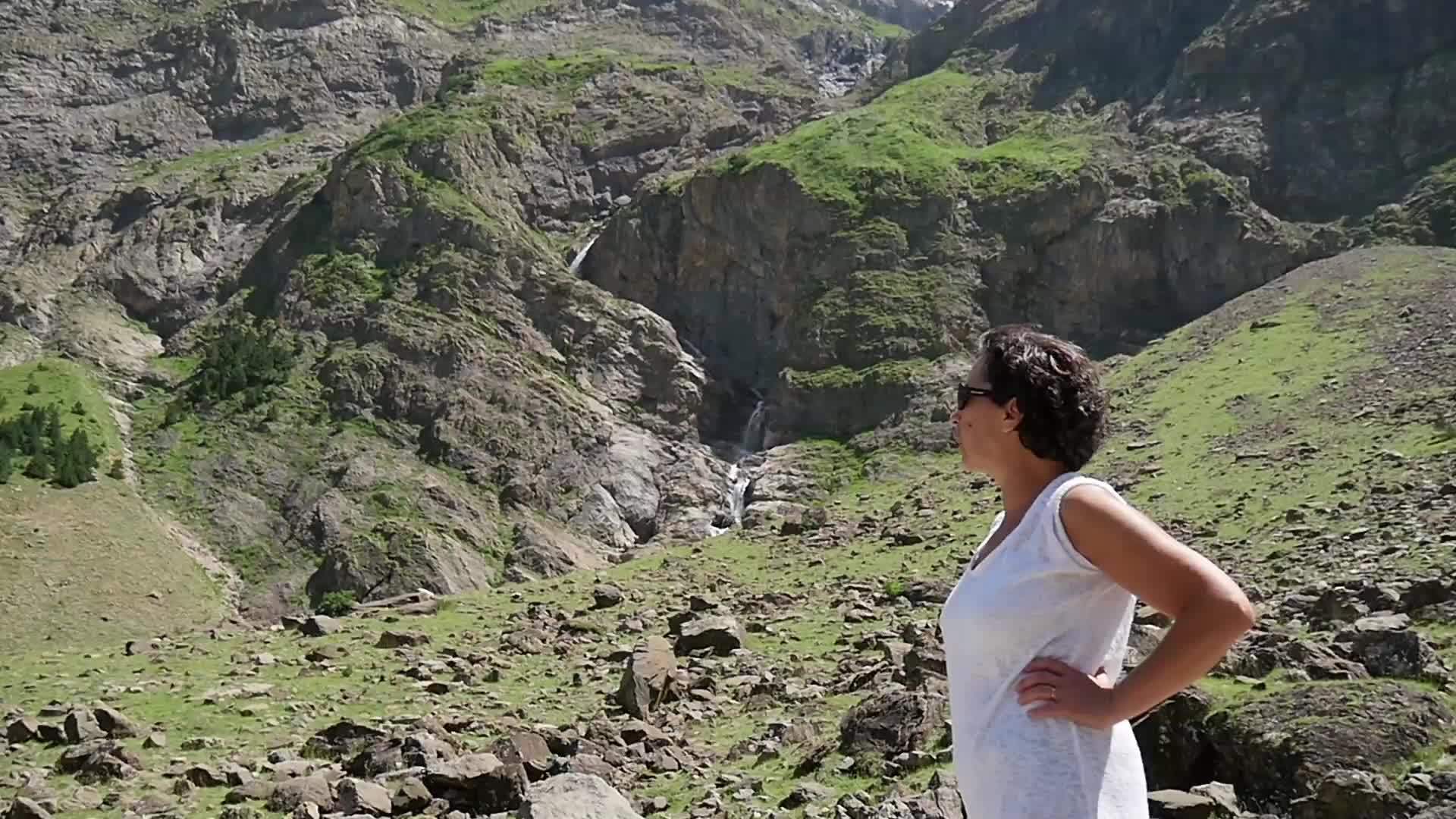 徒步旅行的看着山上的瀑布视频的预览图
