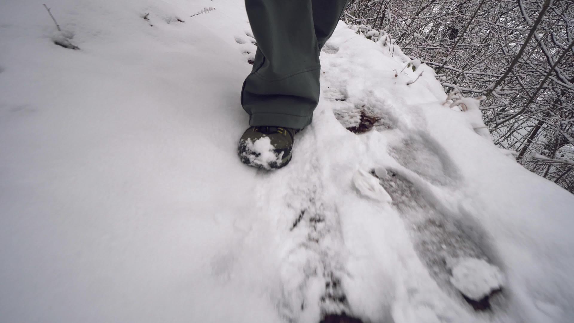 人们走在山上的一条小路上被雪覆盖着视频的预览图