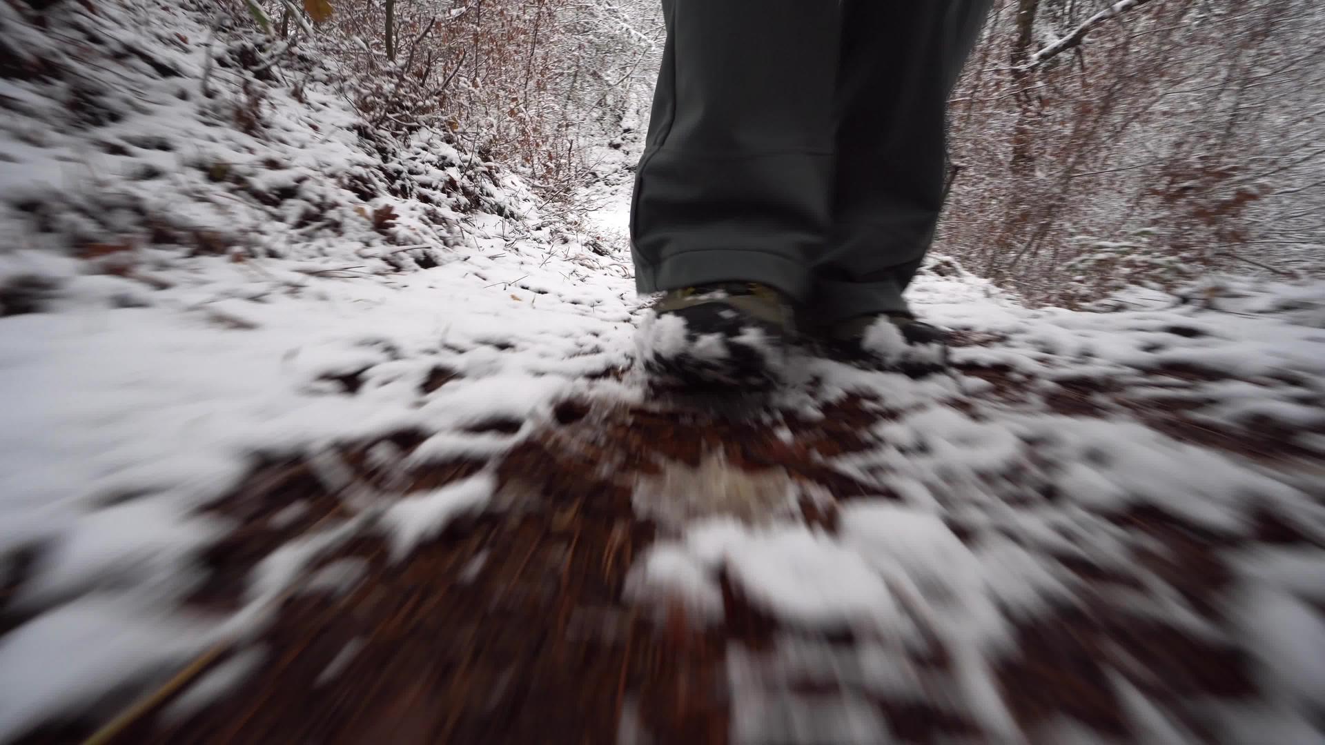 冬天在山上的雪路上行走视频的预览图