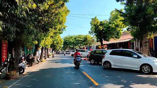 印尼巴厘岛小镇摩托车行车视角视频的预览图