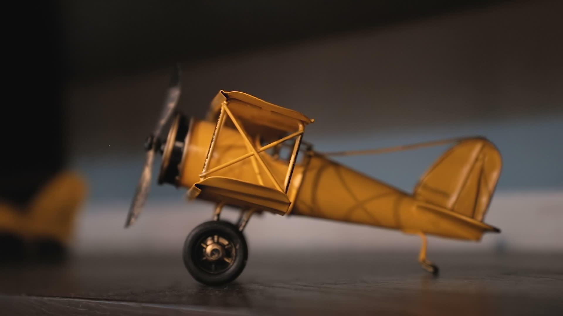 小型微型金属飞机玩具视频的预览图