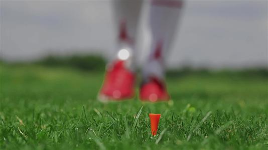 女高尔夫球手把球放在球上视频的预览图