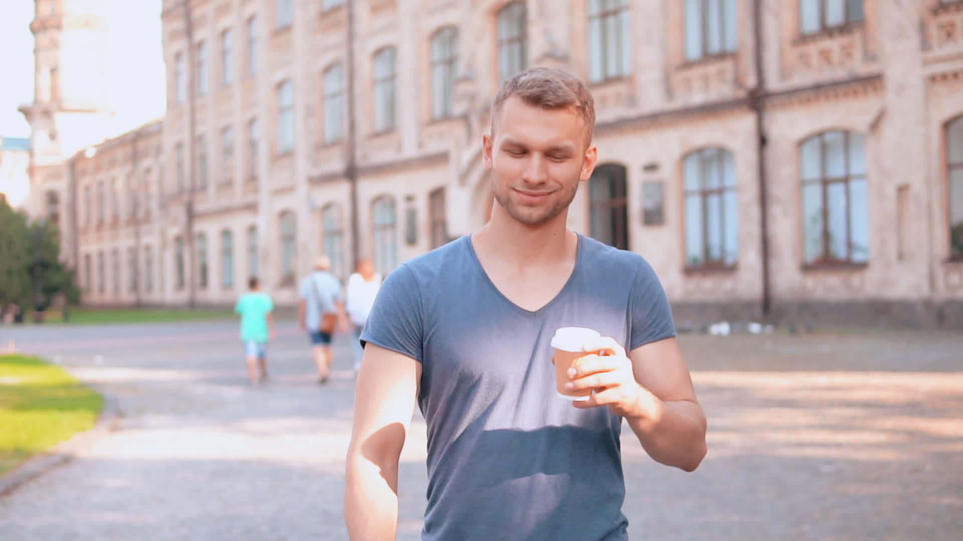 微笑的游客在逃跑时喝咖啡视频的预览图