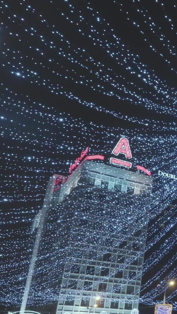 夜晚城市霓虹灯新年街头节日气氛视频的预览图