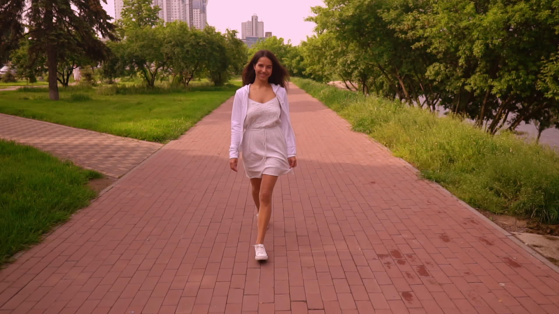 在城市里没有的女人在城市里漫步视频的预览图