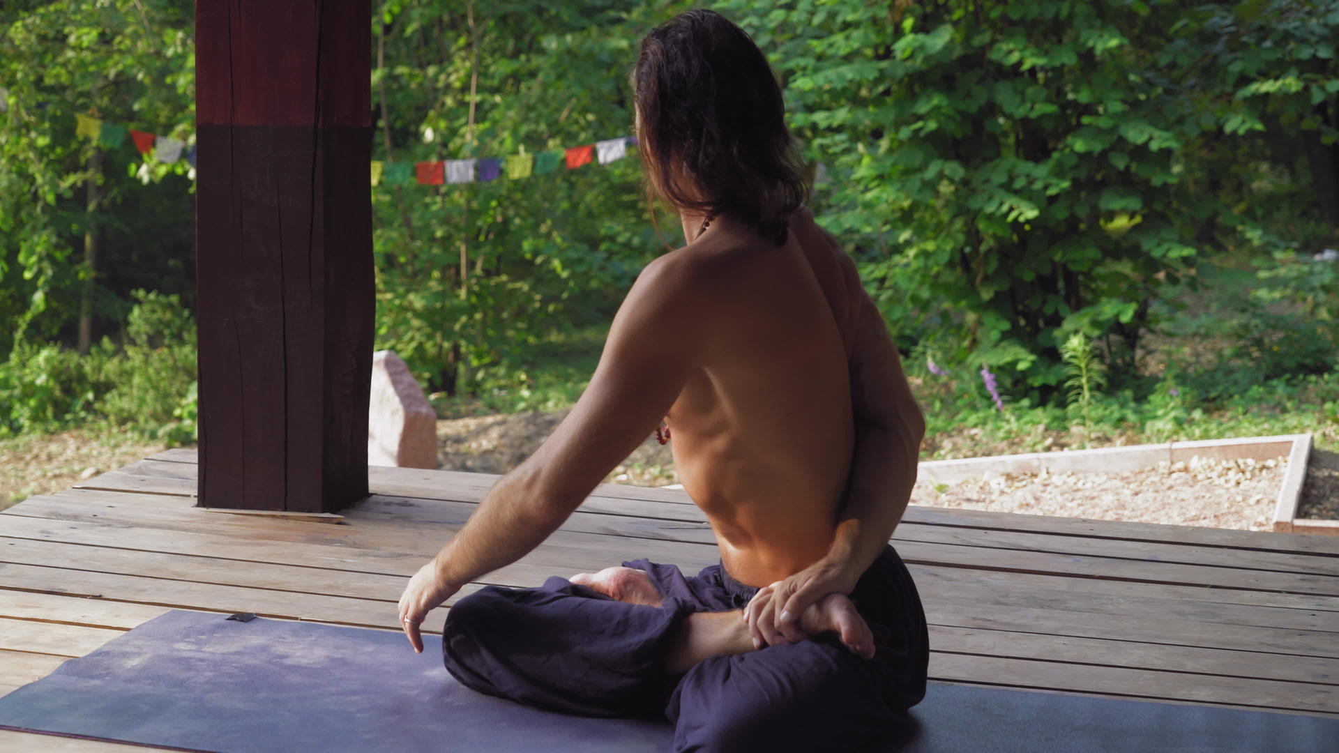 瑜伽坐在地毯上摸着他的手微笑着视频的预览图