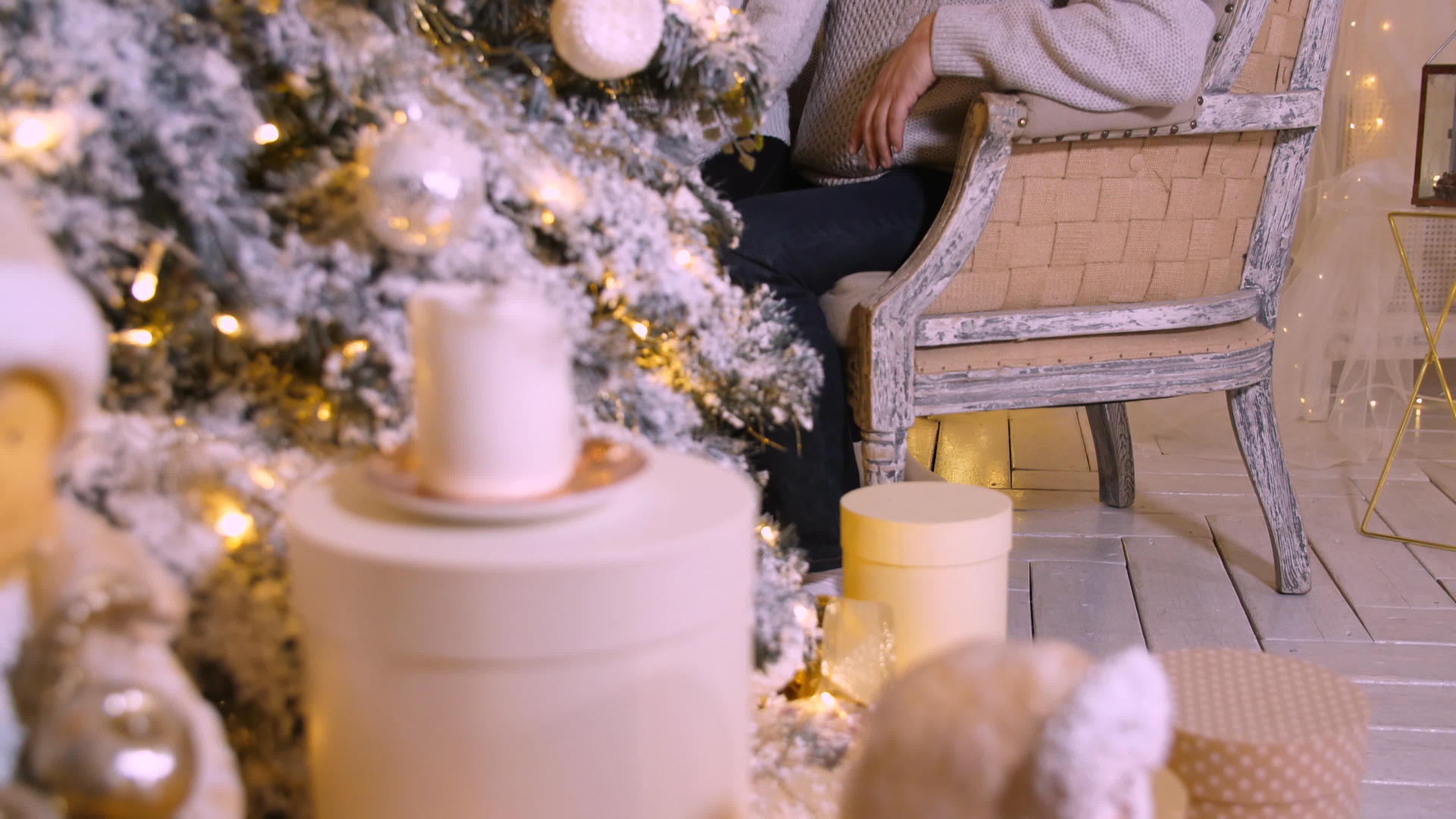 家庭在舒适的家里度假享受新年树装饰的快乐视频的预览图