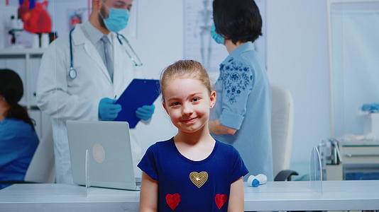 小女孩在医务室微笑的肖像照片视频的预览图