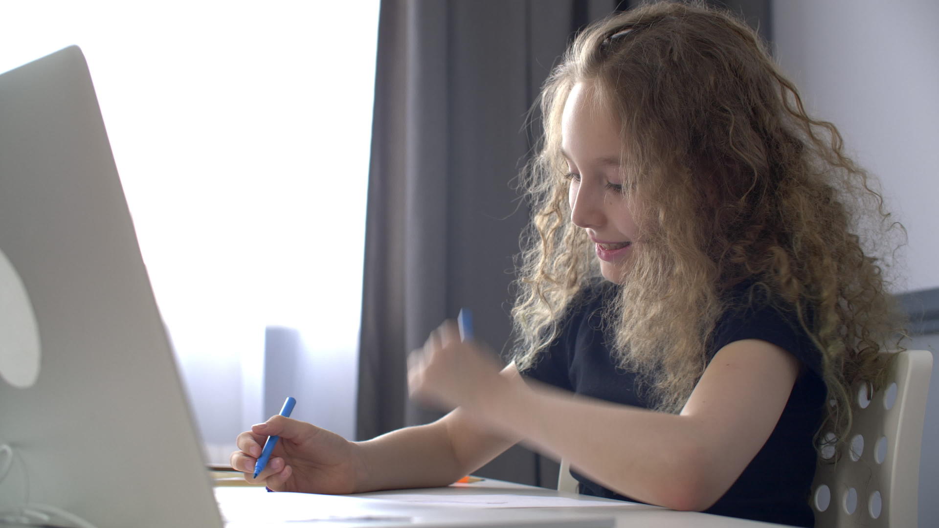 微笑的年轻女孩用触摸尖笔画画视频的预览图