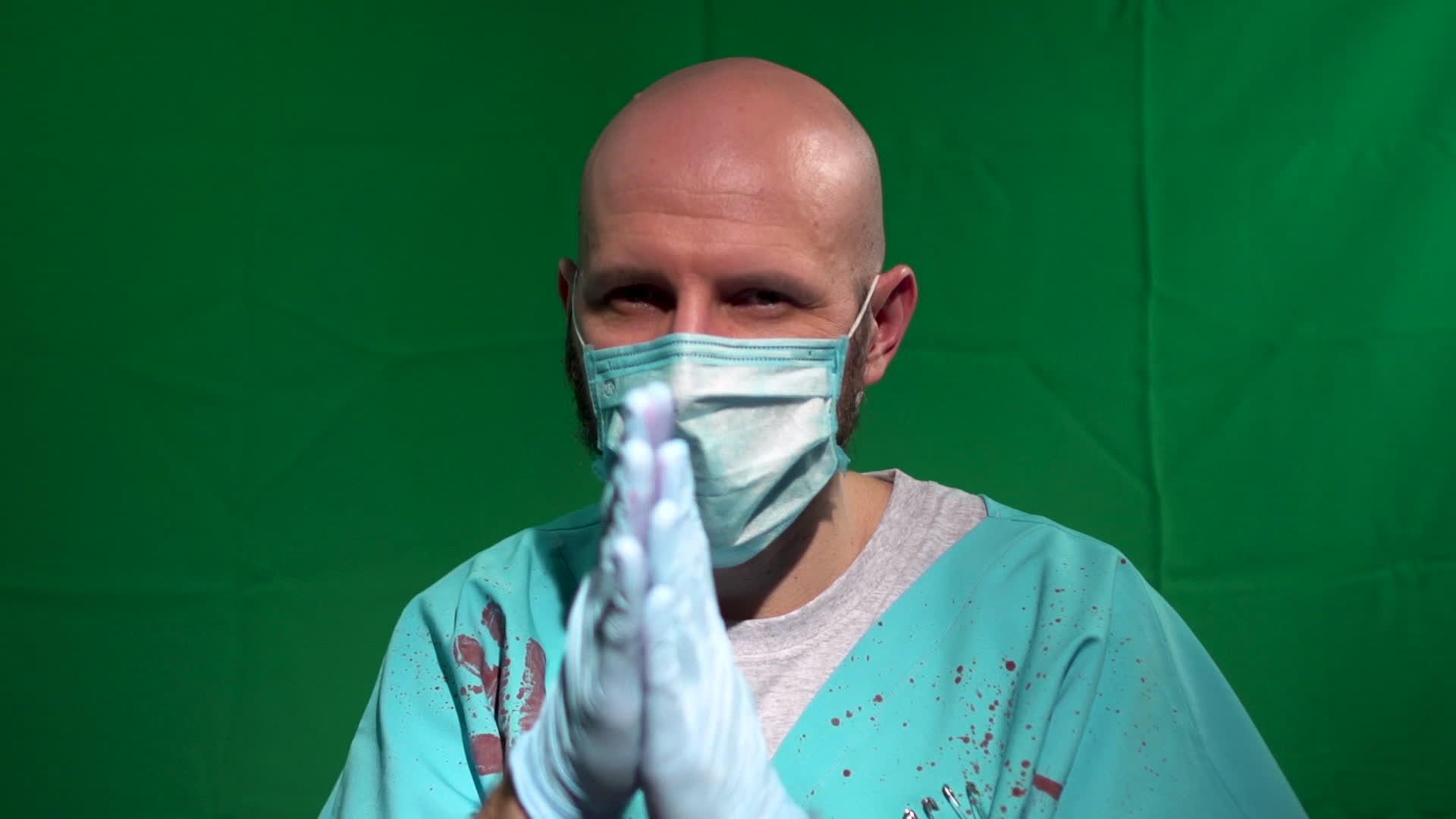 穿着血浴袍的外科医生视频的预览图