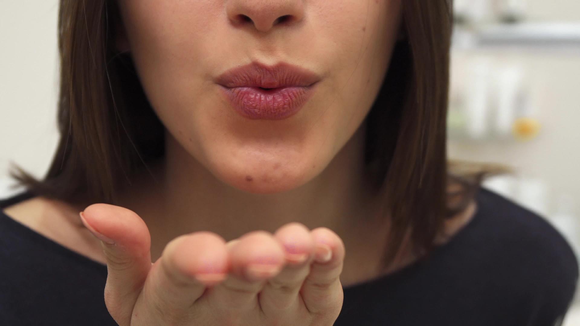 女人发出空气之吻视频的预览图