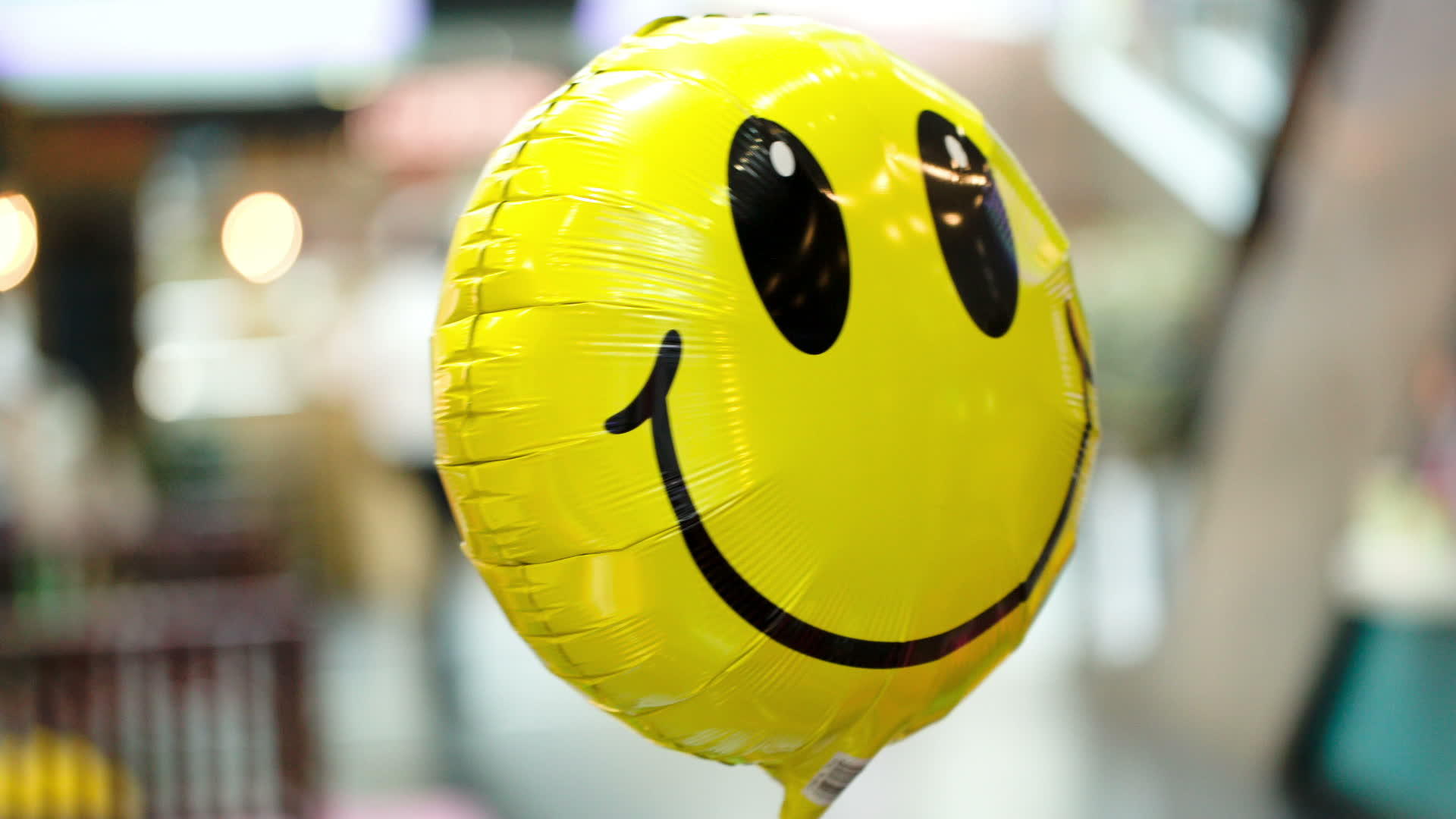 微笑的气球漂浮在空中视频的预览图