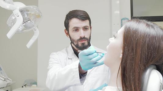 专业牙医检查女性患者牙齿；专业牙医检查视频的预览图