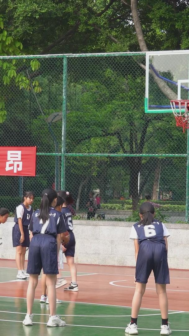 校园篮球比赛中小学女生【这个视频没有肖像权请勿商业使用】视频的预览图