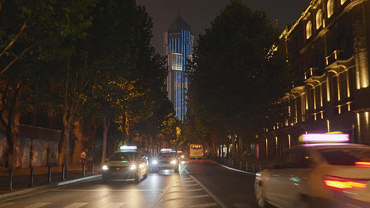 城市夜景道路灯光交通车流行人街景4k素材视频的预览图
