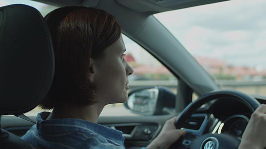 30岁的年轻女性在城市开车视频的预览图