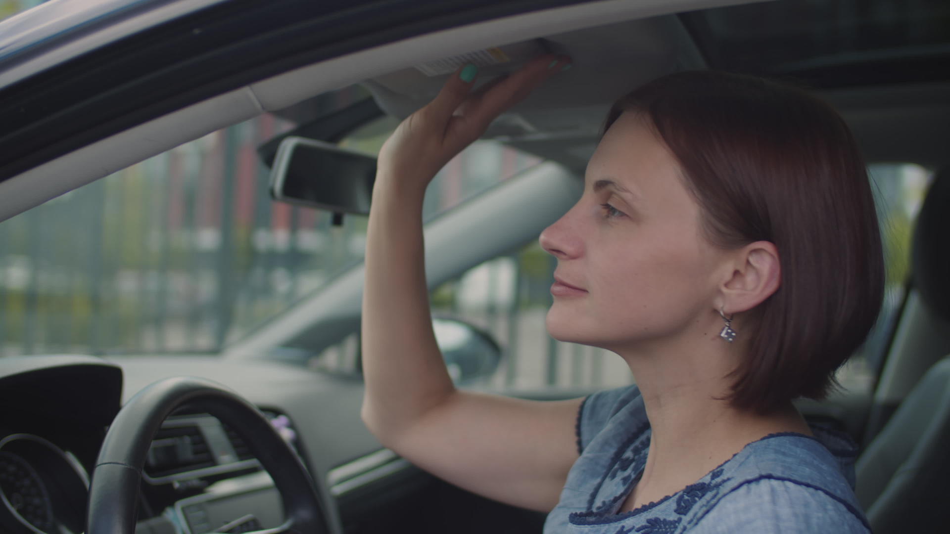 一名30岁的年轻女子系紧腰带准备驾驶棕色女司机视频的预览图