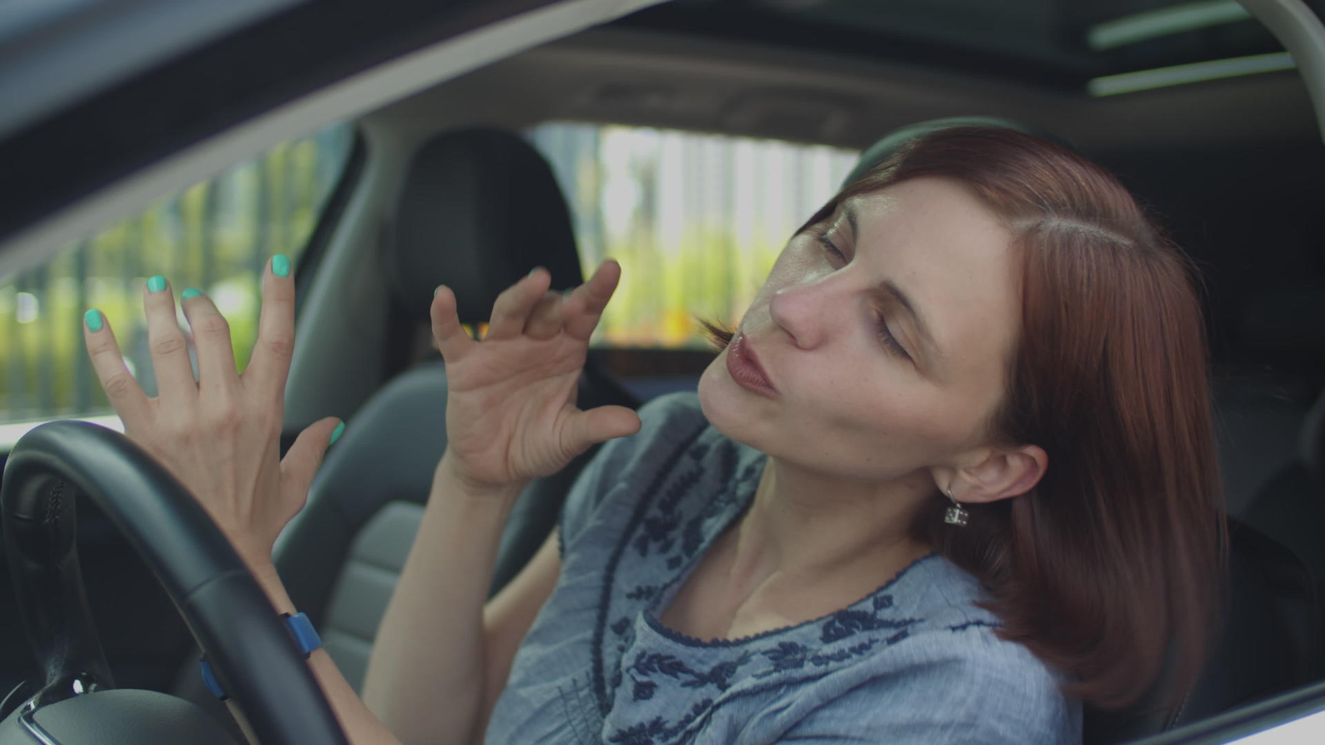 一名30岁的年轻女子坐在车里跳舞唱歌看着女司机跳舞视频的预览图
