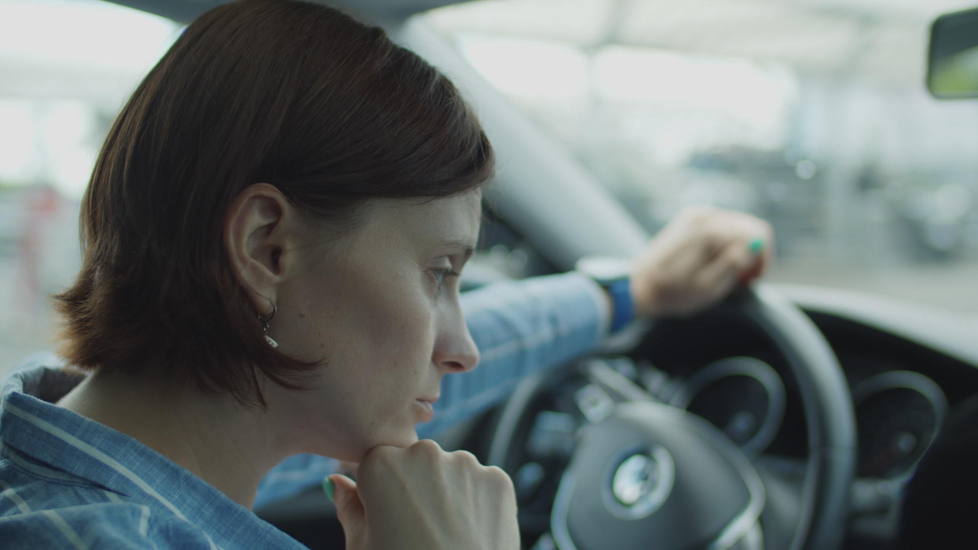 一位30多岁的年轻女子坐在车里思考这位女士一边移动方向盘一边移动方向盘视频的预览图