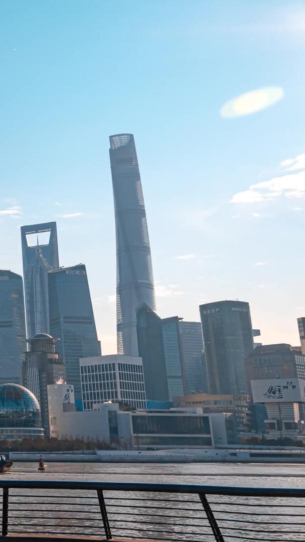 上海外滩现代商业建筑在蓝天白云下大规模移动视频的预览图