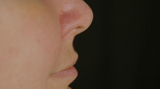 女性鼻子和口腔观察皮肤护理和抗衰老治疗视频的预览图