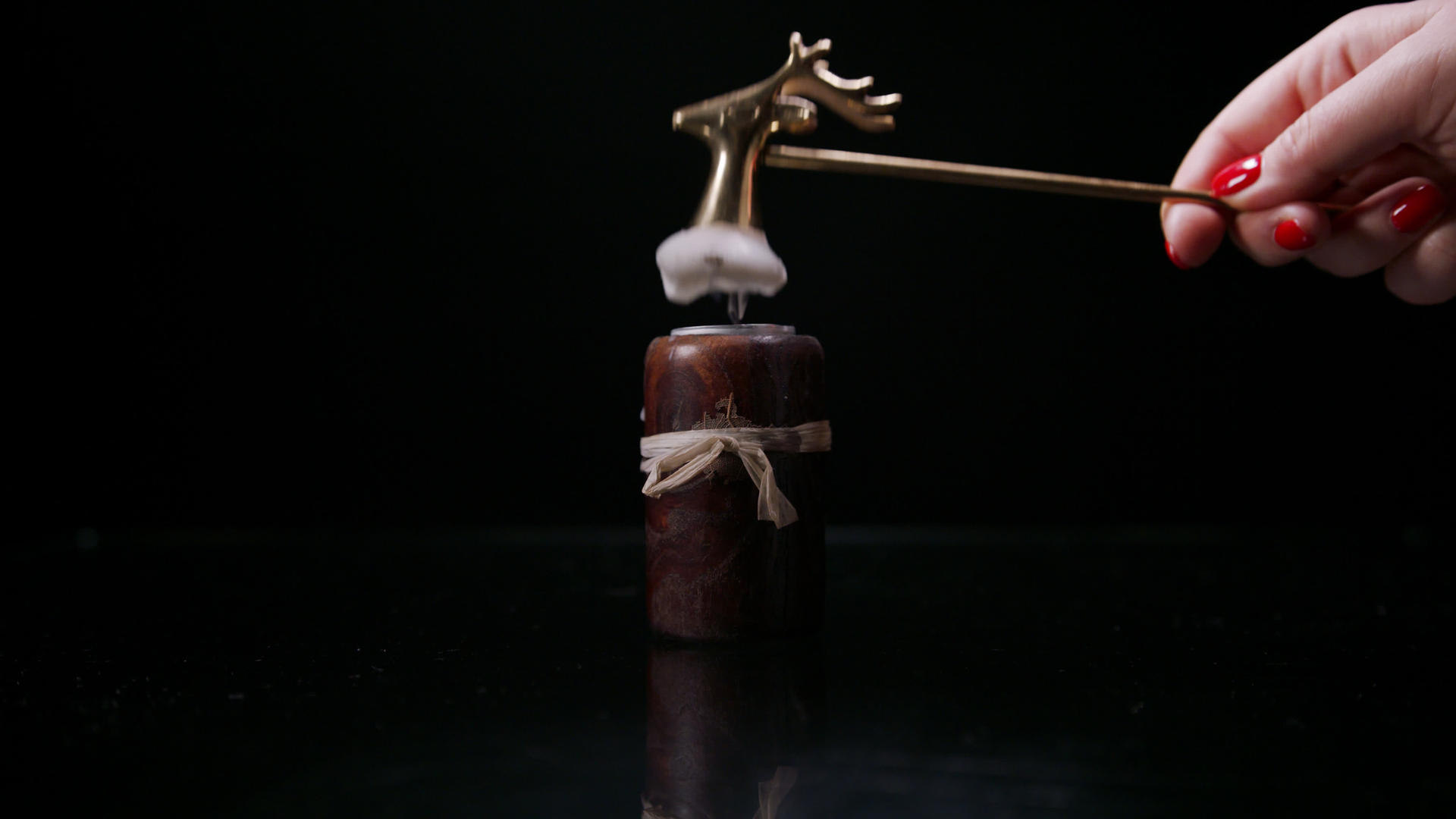 用鹿形的蜡烛针用鹿形的蜡烛针视频的预览图
