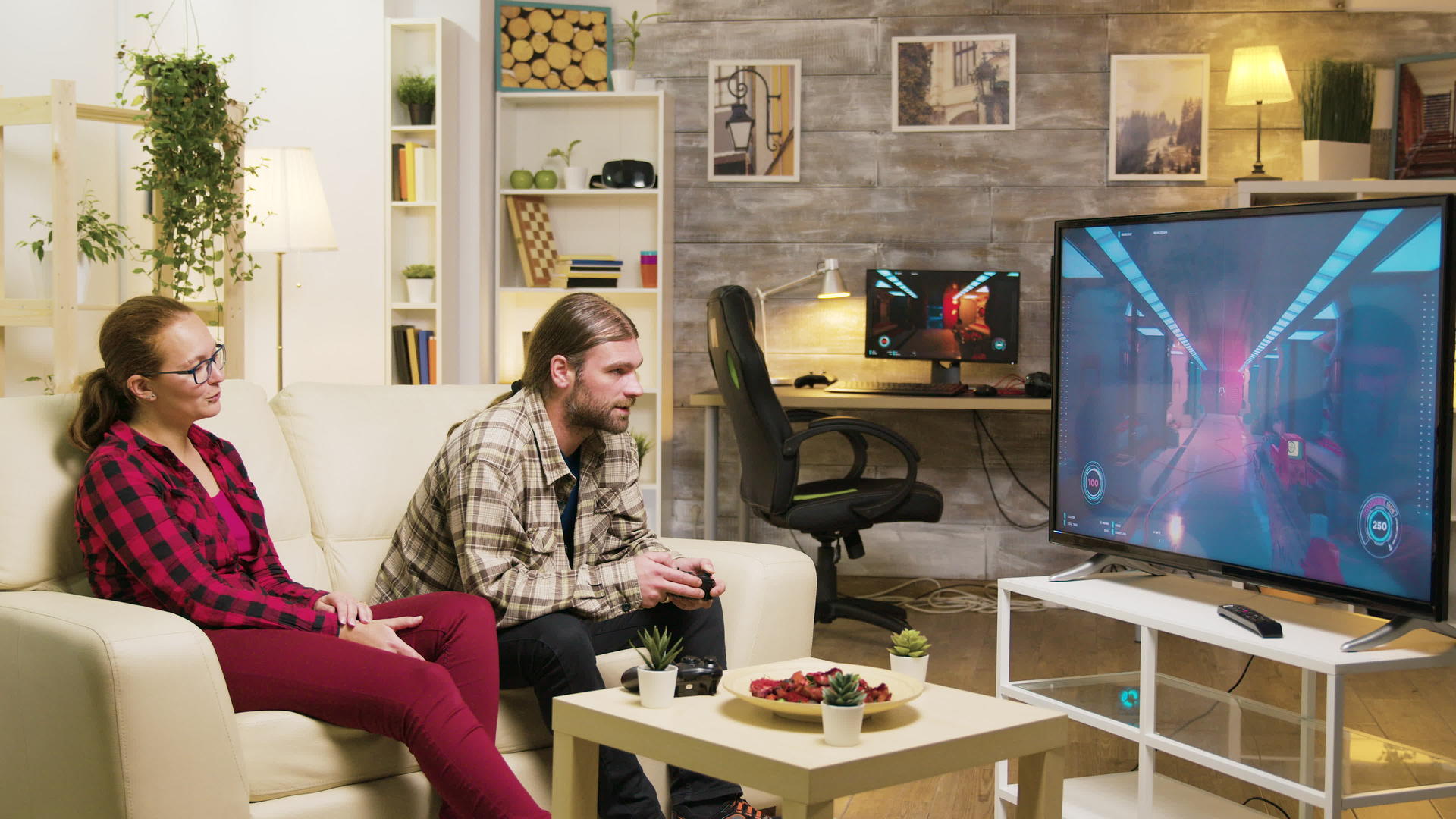 快乐的女朋友在玩电子游戏时和男朋友聊天他在玩游戏视频的预览图