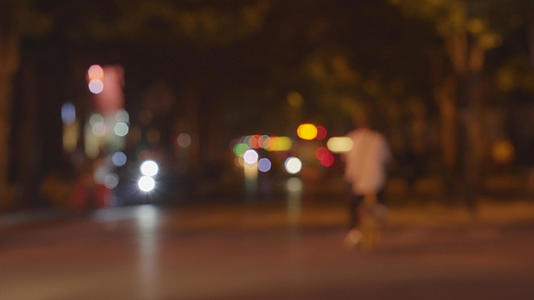 城市夜晚灯光道路虚焦五彩斑斓光斑交通车流4k素材视频的预览图