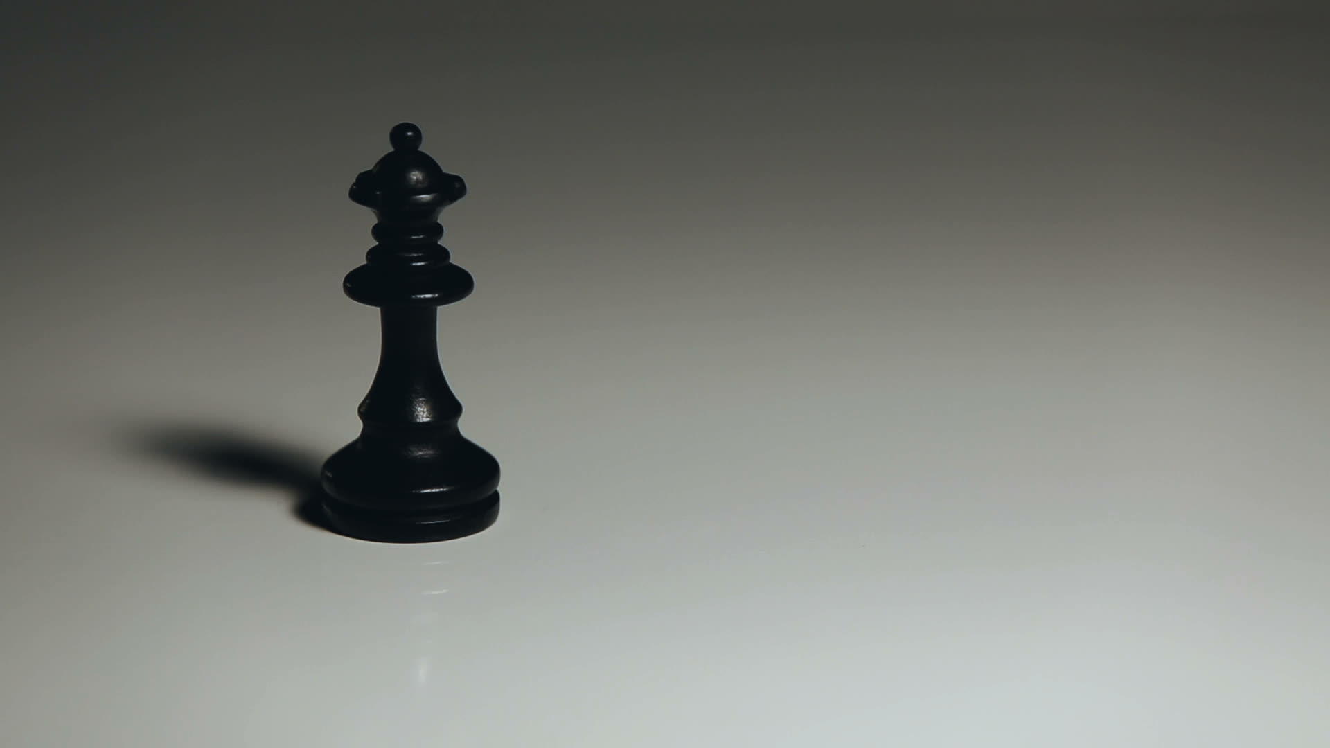 白人王后的棋子落在黑皇后站视频的预览图