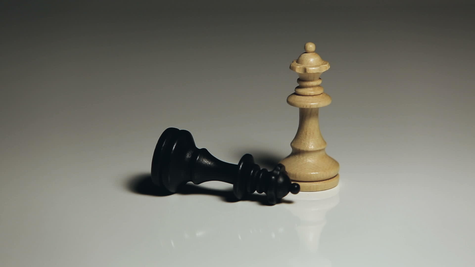 黑皇后国际象棋设置在站立位置视频的预览图