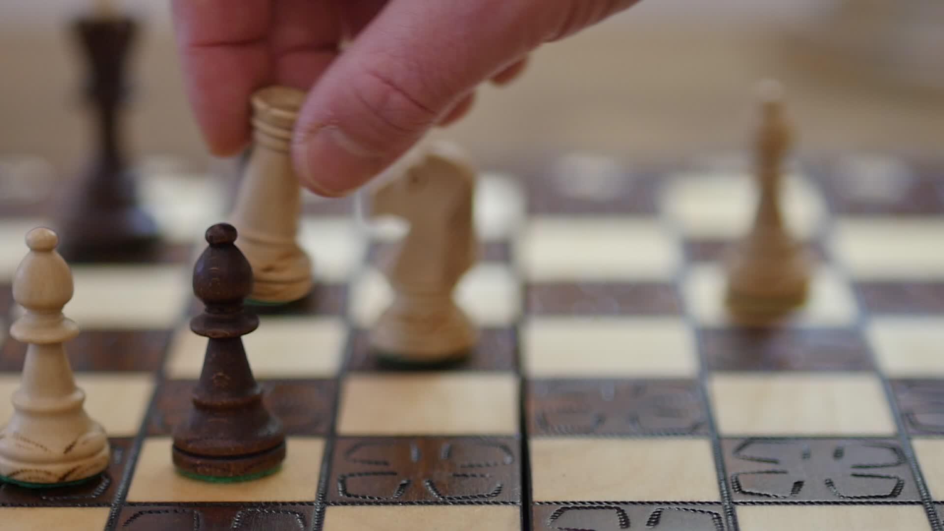 专业慢动作拍摄的白车采用黑主教国际象棋游戏商业竞争视频的预览图
