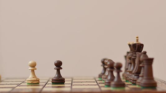 国际象棋游戏国际象棋人物商业竞争战略视频的预览图