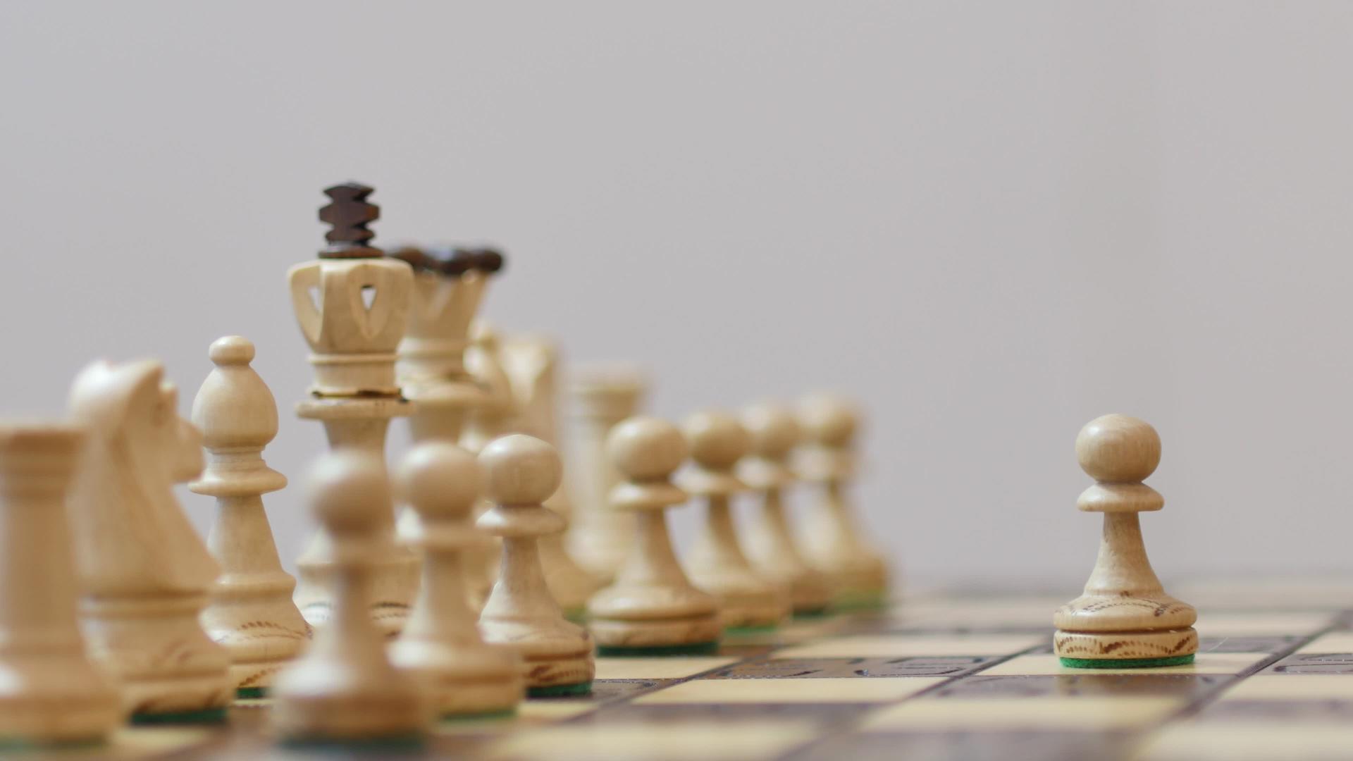 通过推动前线的棋子白棋开始与国际象棋商业理念的领导者竞争视频的预览图