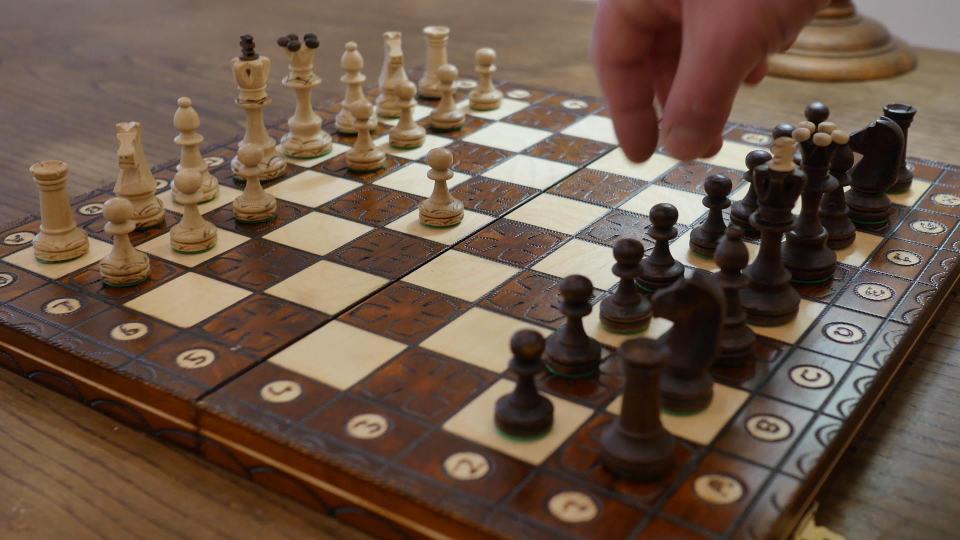 两名有吸引力的职业棋手穿着白衬衫在船上玩国际象棋视频的预览图