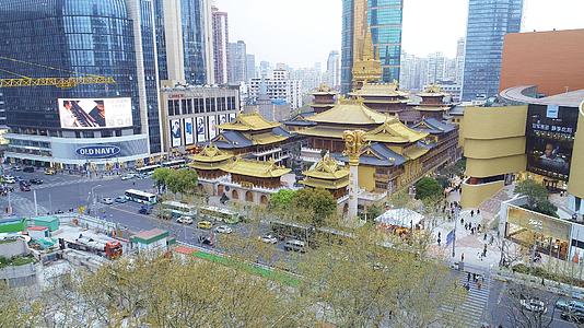 4k上海静安寺庙门口车水马龙视频的预览图