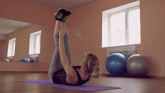 强壮的低腹肌美丽的女性密集体操锻炼视频的预览图