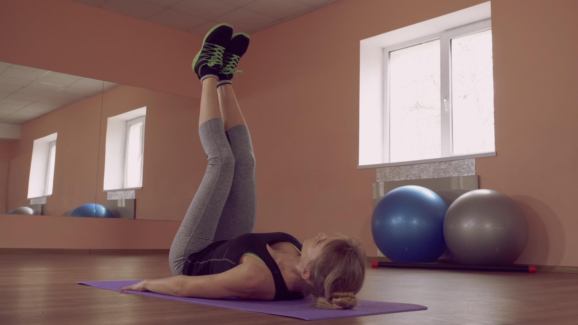 强壮的身体锻炼腹部肌肉视频的预览图