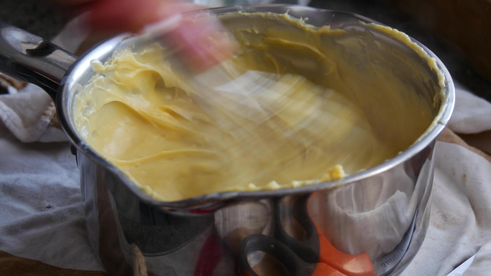 在碗里准备奶油配料视频的预览图