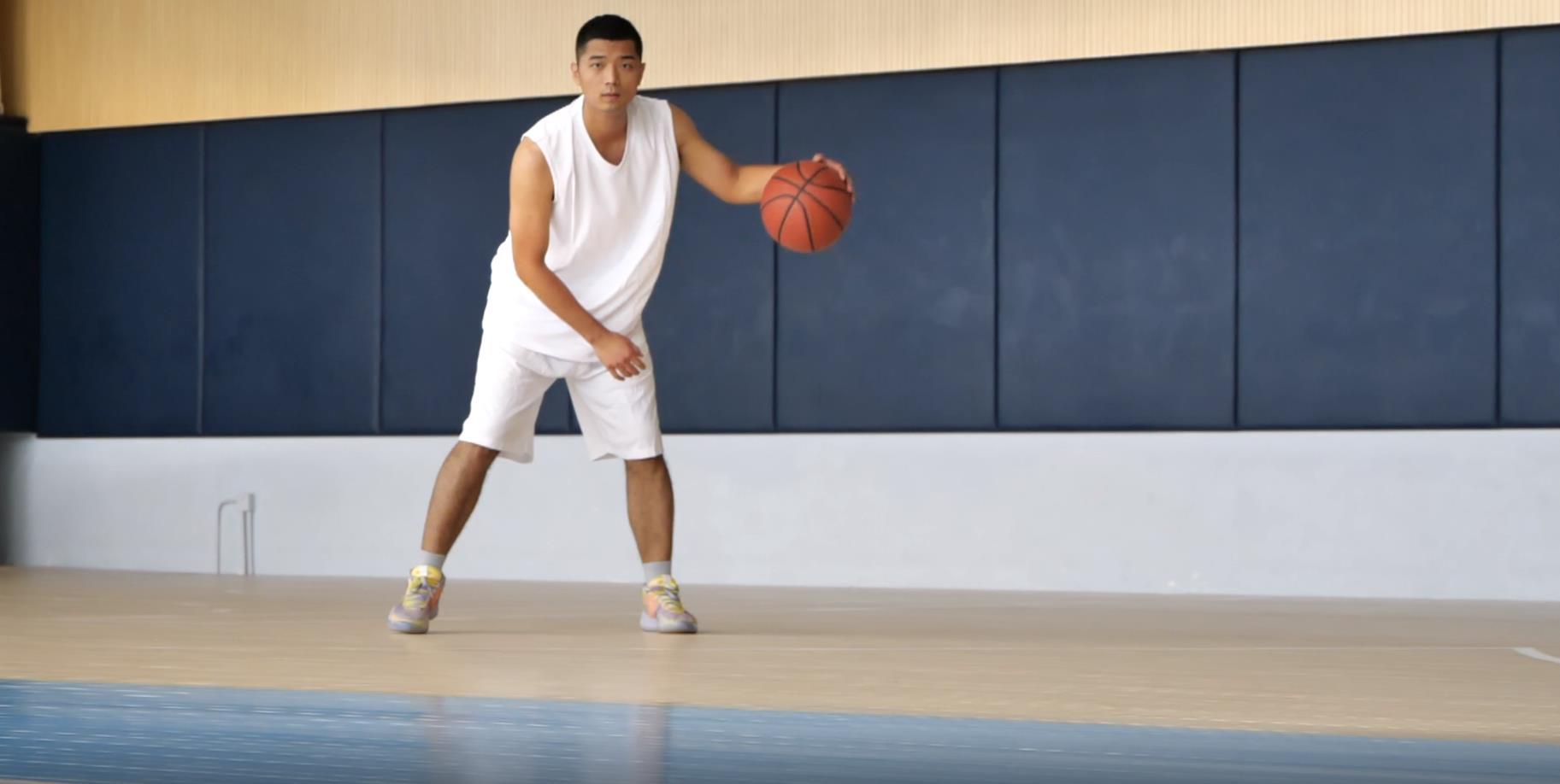 篮球运动员运球过人视频的预览图