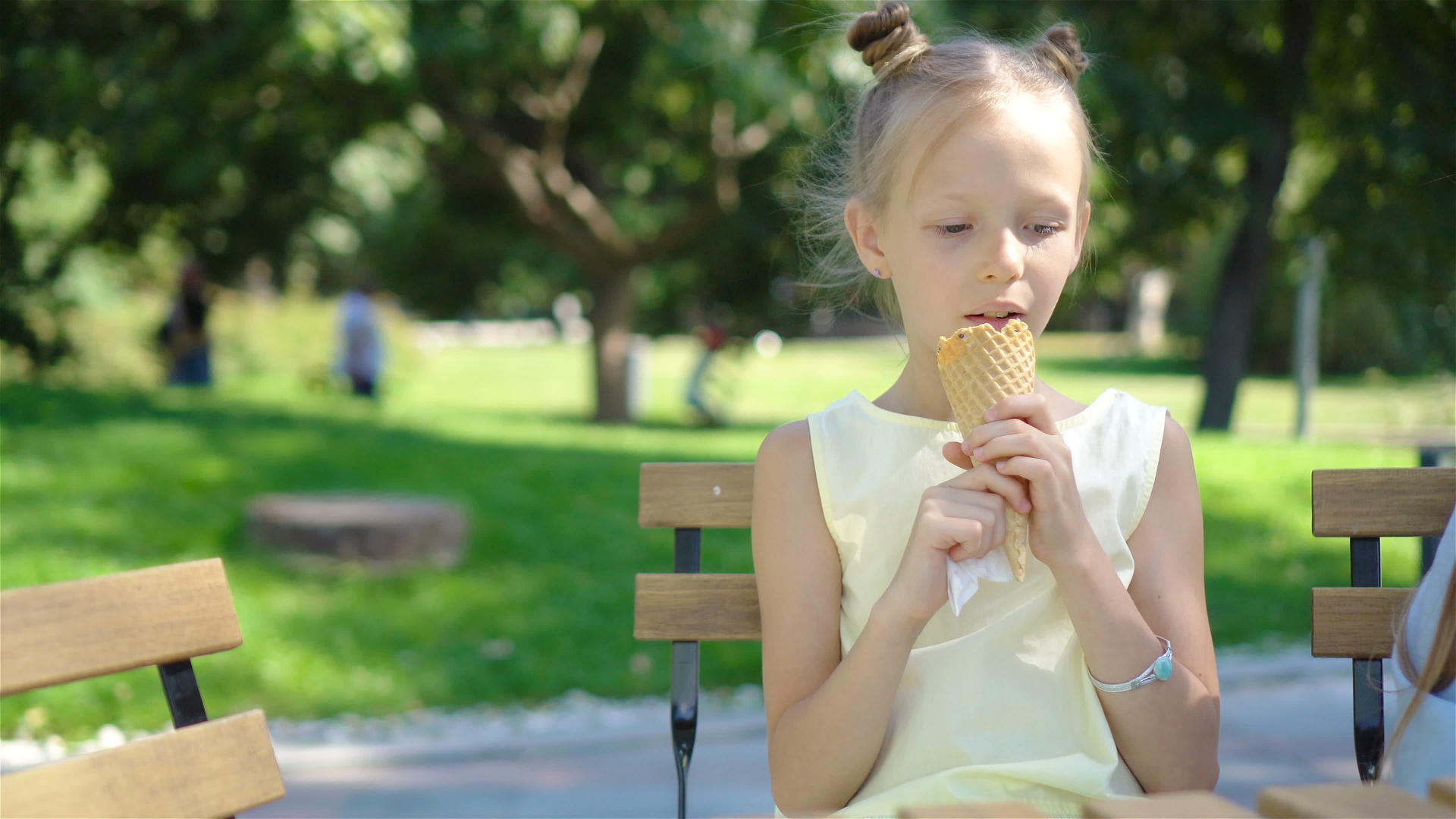 夏天在户外咖啡馆吃冰淇淋的小女孩视频的预览图