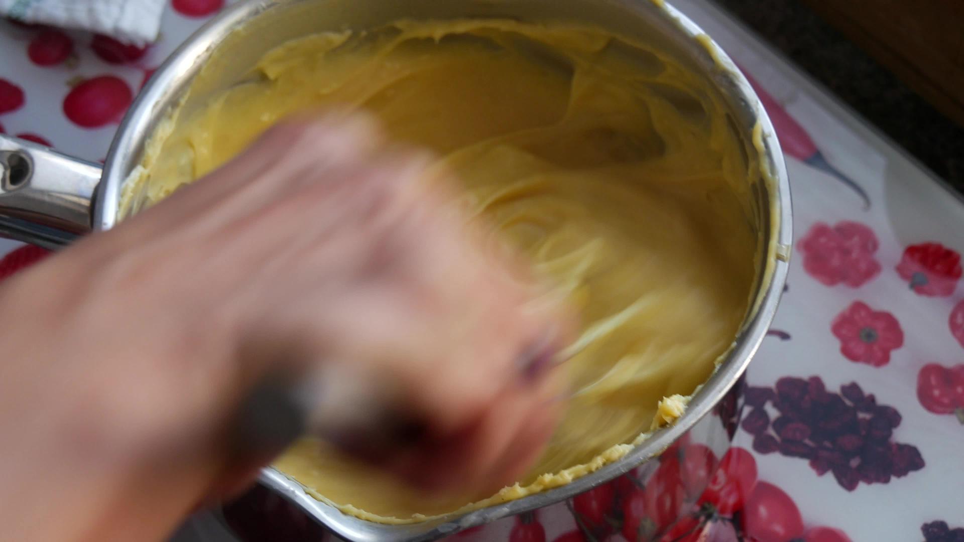 在碗里准备奶油蛋糕配料店视频的预览图