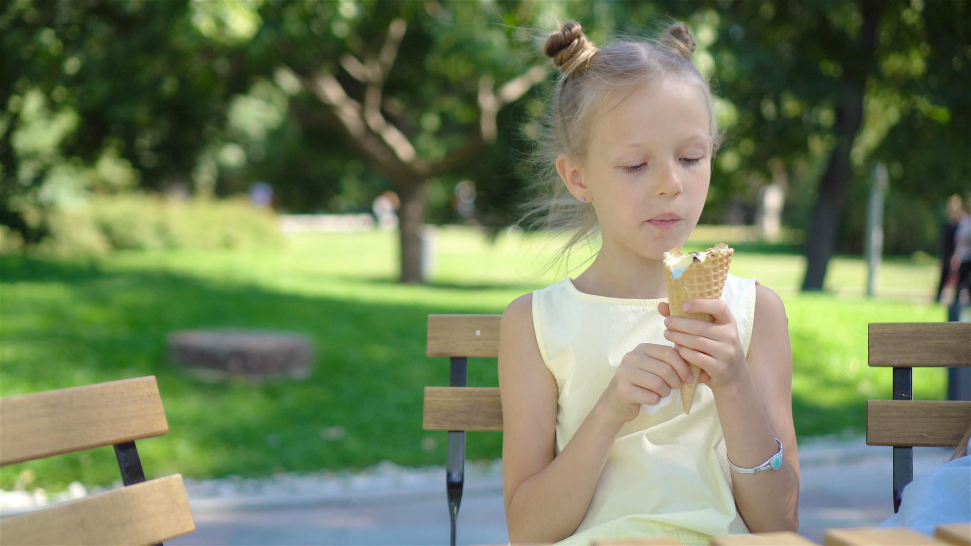 夏天在户外吃冰淇淋的小女孩视频的预览图