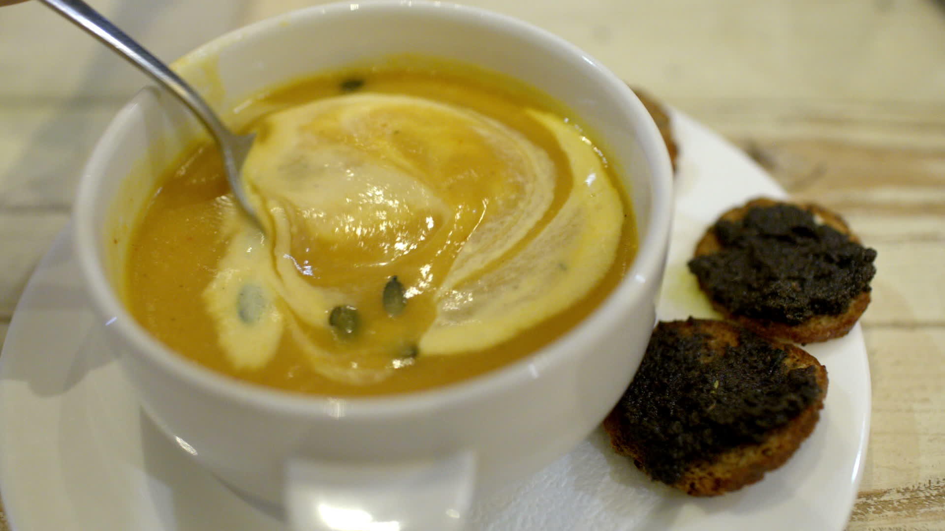 在咖啡馆吃一顿美味的晚餐用勺子煮奶油汤视频的预览图