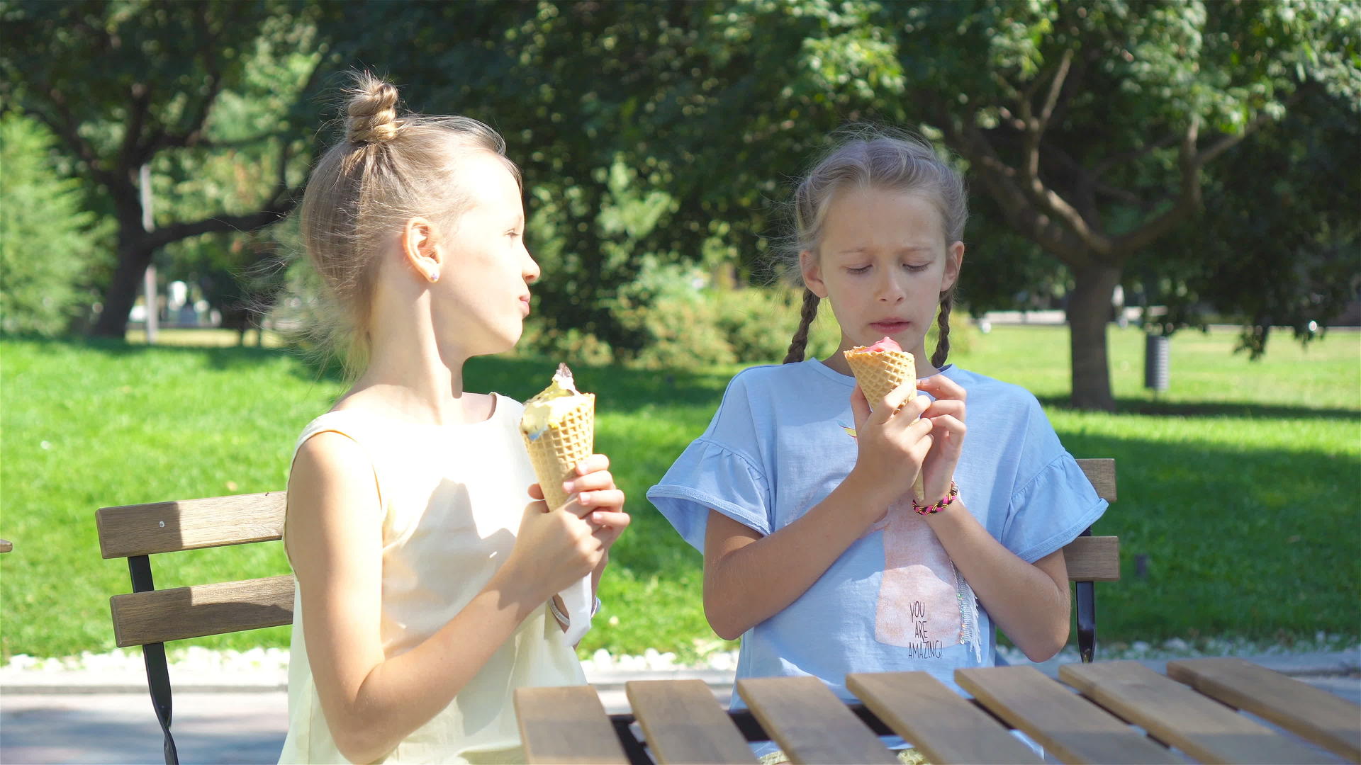 夏天在户外吃冰淇淋的小女孩视频的预览图