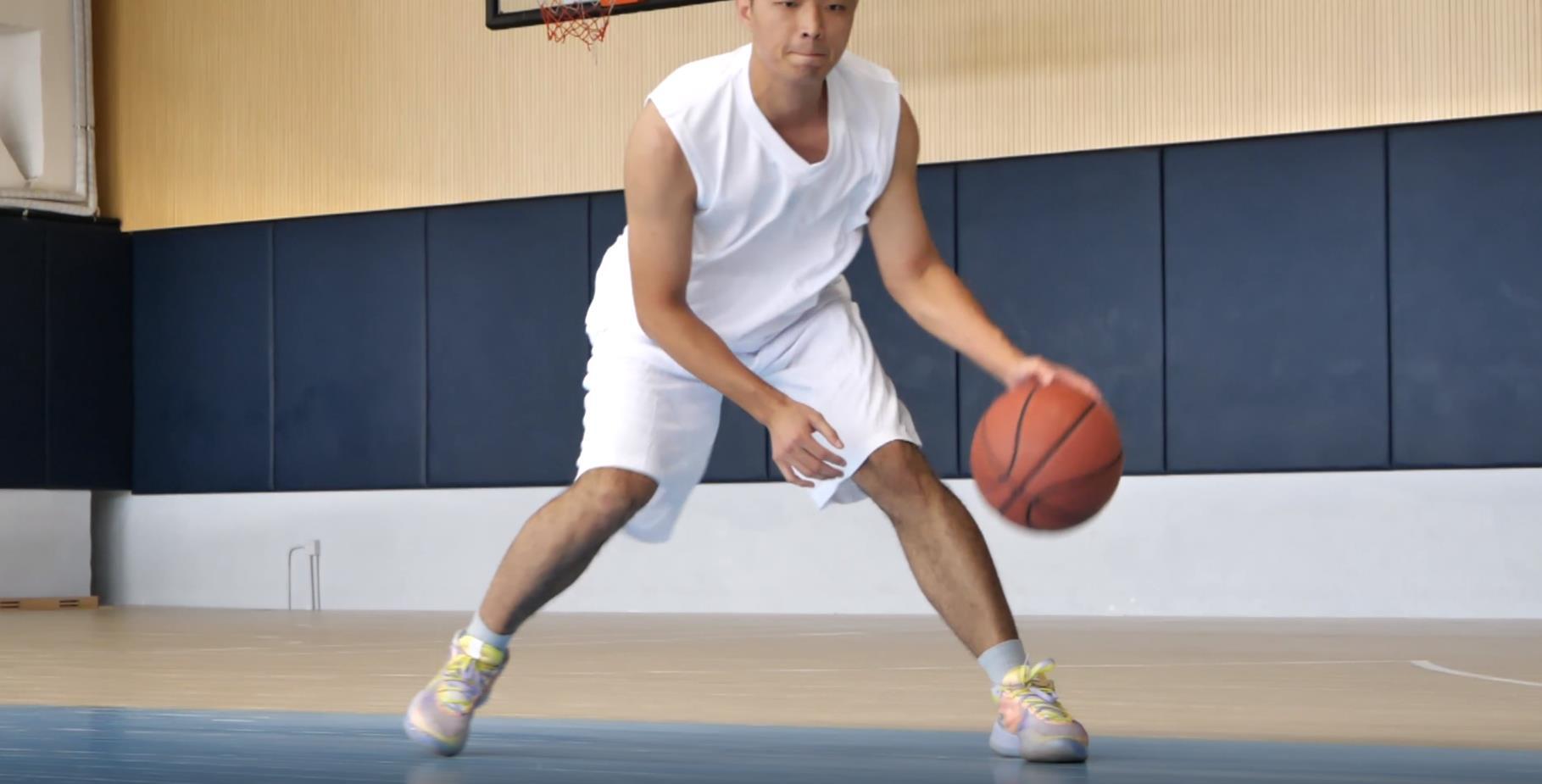 篮球运动员运球过人视频的预览图
