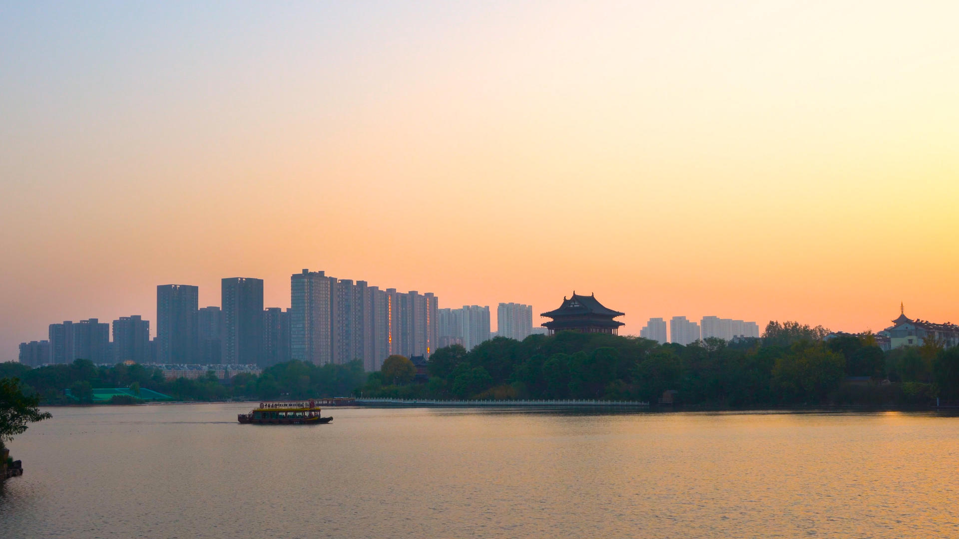 江苏泰州凤城河护城河游船及日落合集4K视频的预览图