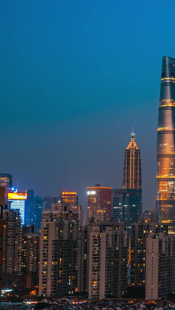 延迟震惊上海繁华金融中心大厦日夜转夜视频的预览图
