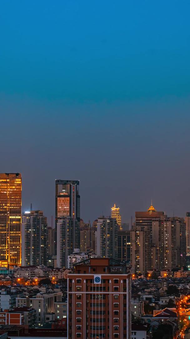 延迟震惊上海繁华金融中心大厦日夜转夜视频的预览图