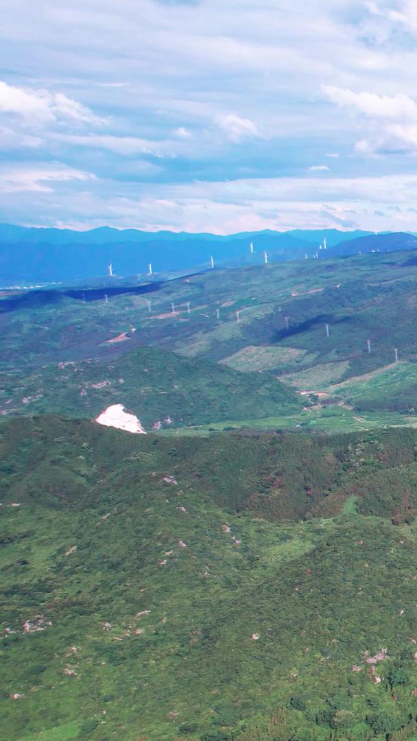 山上风力发电场风力发电大风车视频的预览图